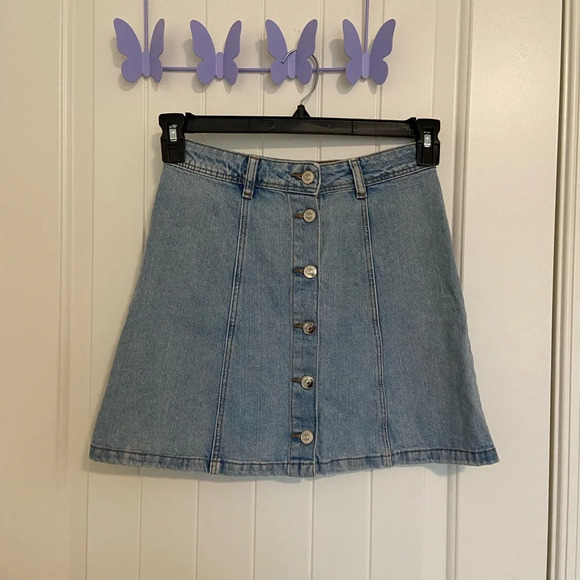 H&M Divided women’s button up light wash denim miniskirt‎ — size 2 - Picture 1 of 7